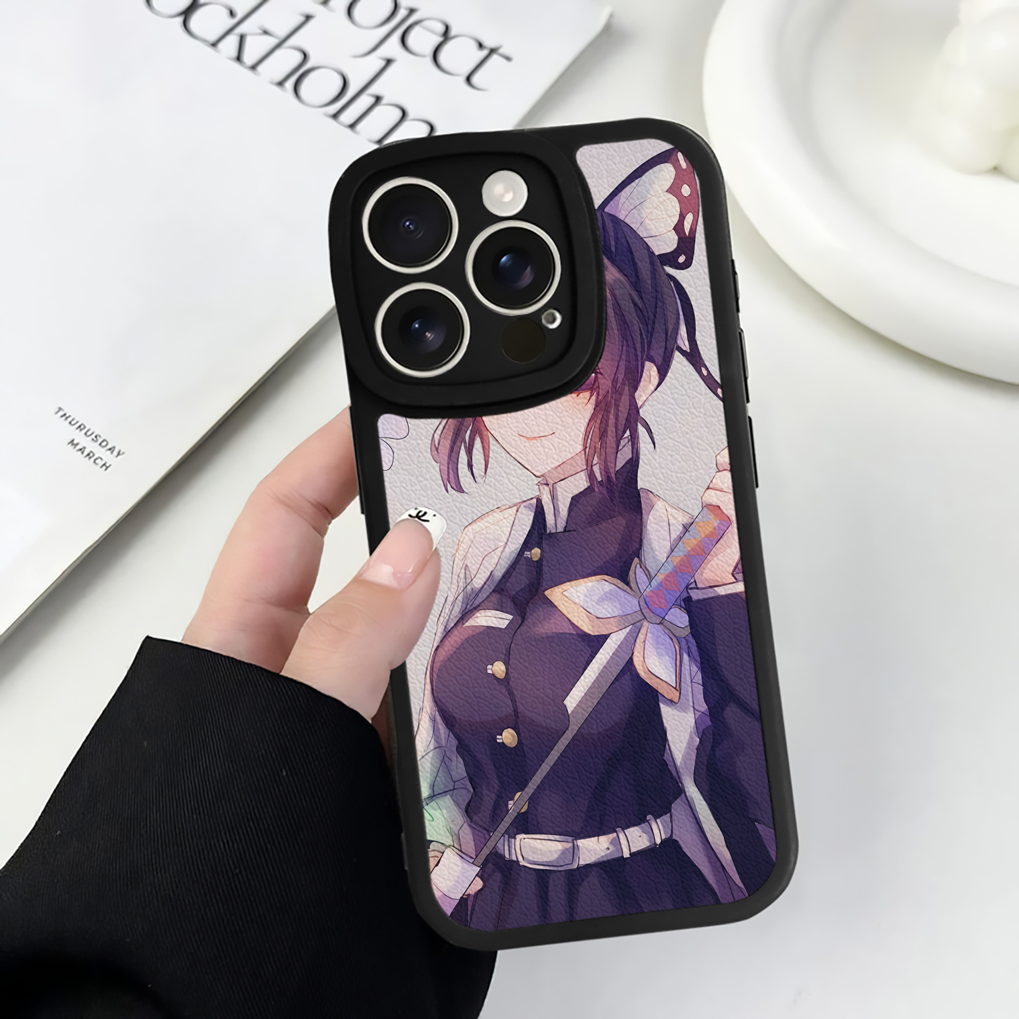 （画像用） 鬼滅の刃（きめつのやいば）蟲柱-胡蝶 しのぶ／こちょう しのぶ Kochou Shinobu 【iPhone 16シリーズ対応】シリコンスマホケース（レザー調） 材質：シリコン